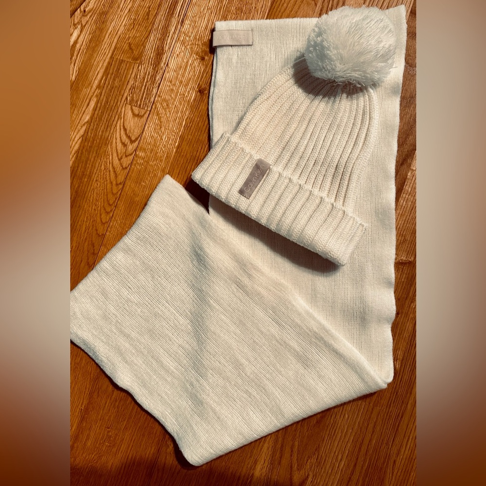 Set of  Calvin Klein Rib-Knit Pompom Hat & Infinity Scarf